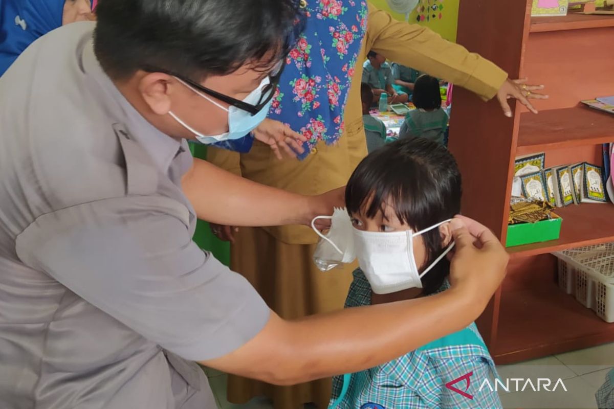 PMI Bangka Barat bagikan masker kurangi dampak kabut asap