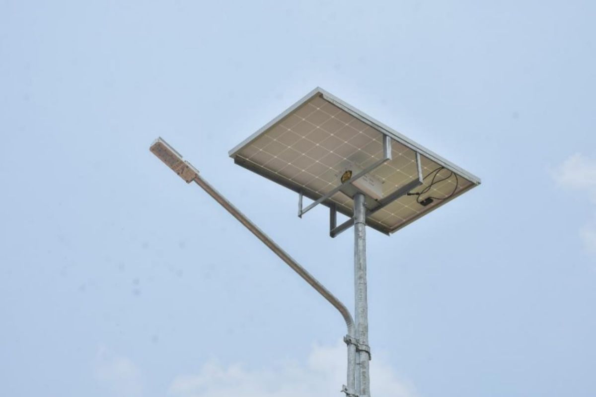 300 Lampu Surya Terangi Lima Kota di Sumatera Selatan
