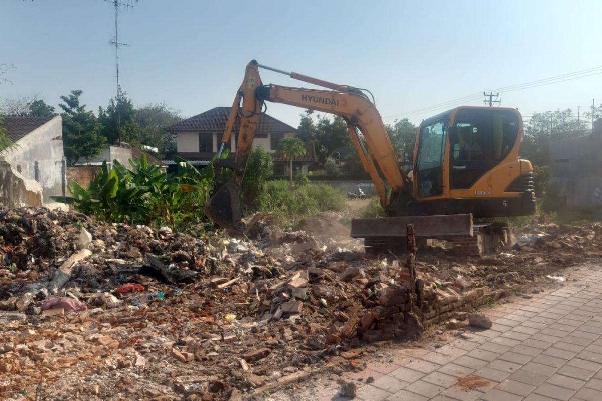 DLH Mataram turunkan alat berat menangani sampah di TPS ilegal