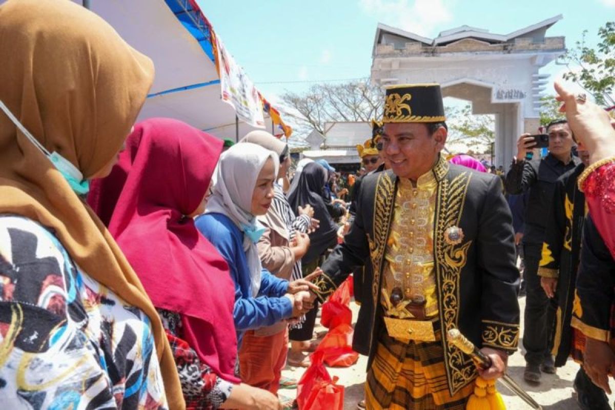 Pj Gubernur Sulawesi Tenggara beri 500 paket sembako ke warga saat HUT Baubau