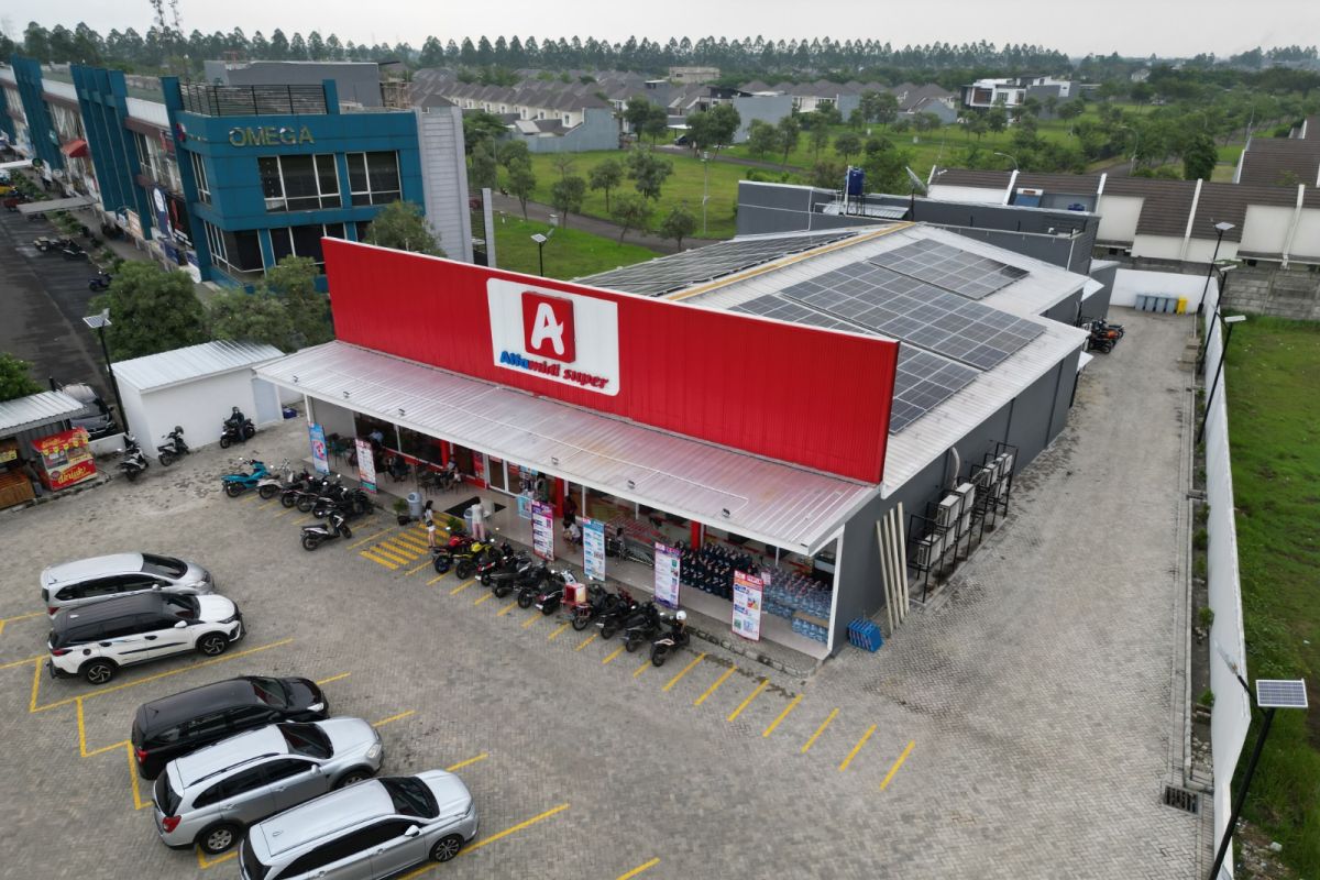 Pemasangan PLTS di toko retail Tangerang hasilkan listrik 13.407 kwh