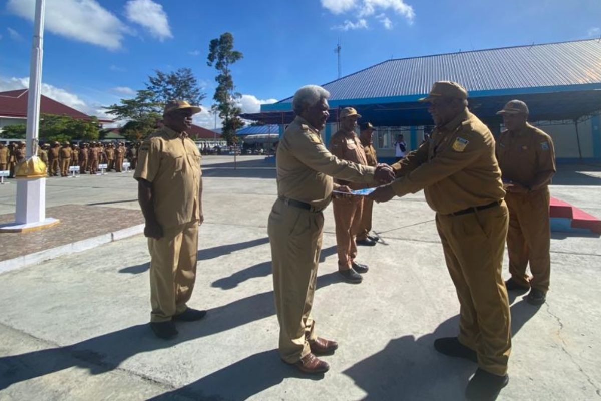 Pemprov Papua Pegunungan serahkan 164 SK ASN naik pangkat