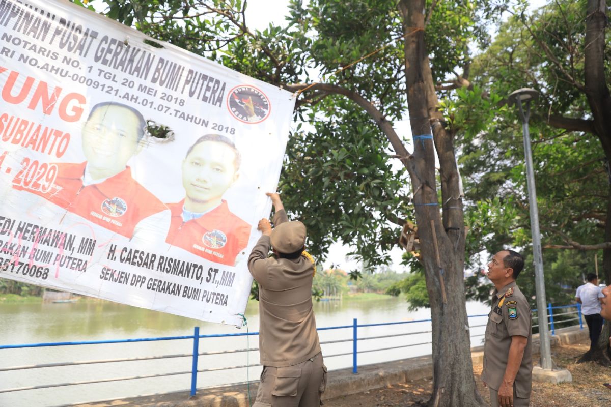 Satpol PP Kota Tangerang tertibkan PKL dan spanduk liar di jalan protokol