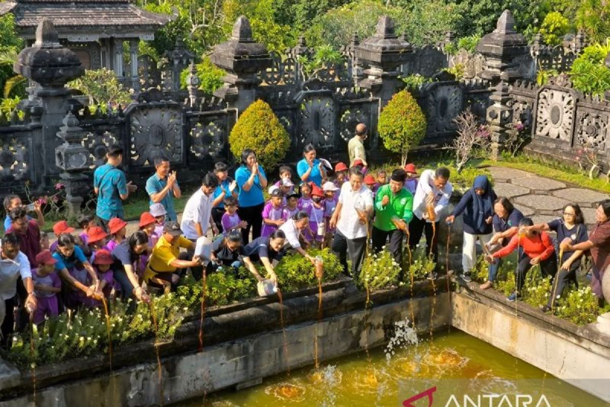 Siswa TK Denpasar dan pecinta lingkungan tuang eco enzyme di objek wisata