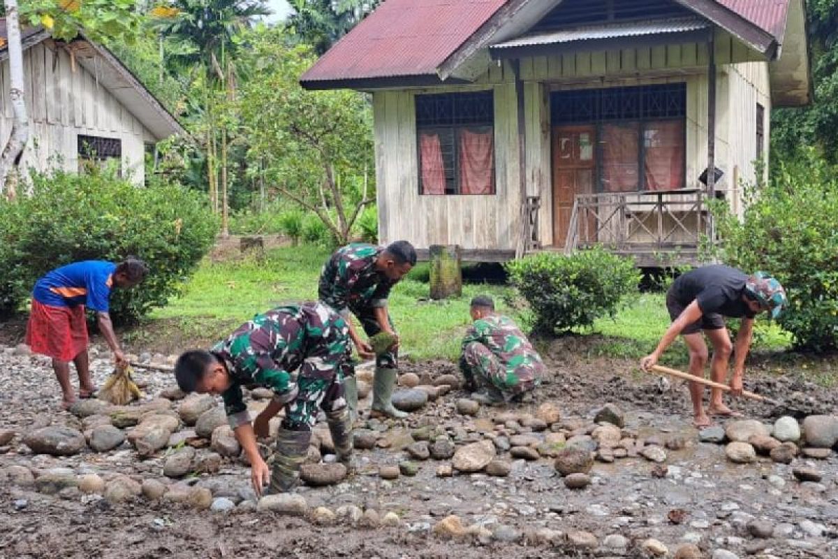 Satgas Yonif 310/KK membantu warga Batom perbatasan RI-PNG perbaiki jalan