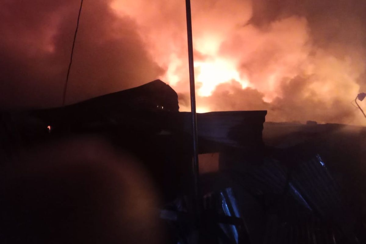 Damkar: Kebakaran tiga unit rumah di Kota Jambi tewaskan seorang kakek