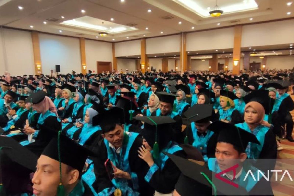824 orang ikuti wisuda ke lima Universitas Faletehan Serang