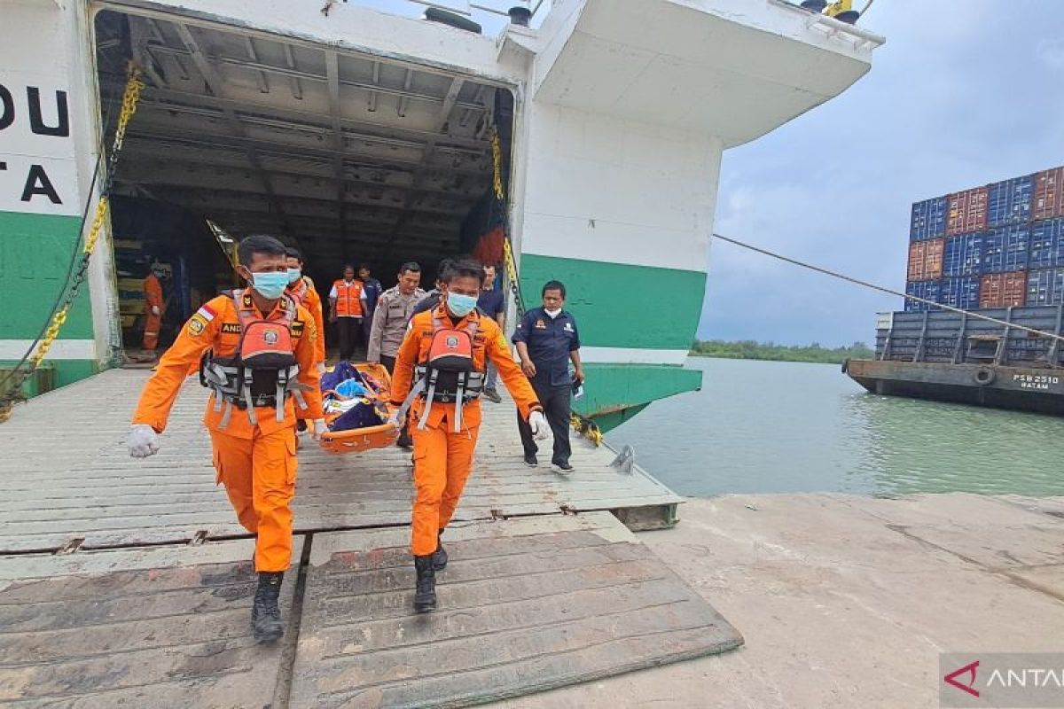 Tim SAR gabungan evakuasi penumpang KMP Sewindu yang meninggal dunia