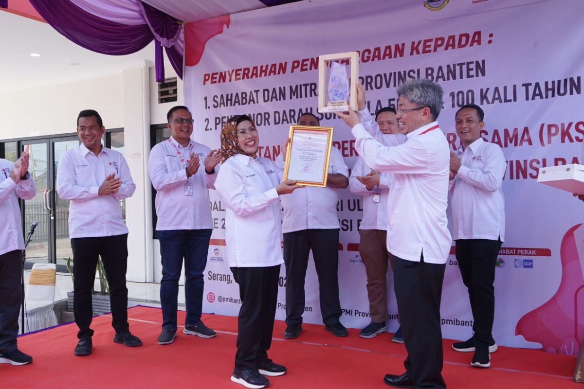Pendonor darah sukarela di Banten mendapat penghargaan dari PMI