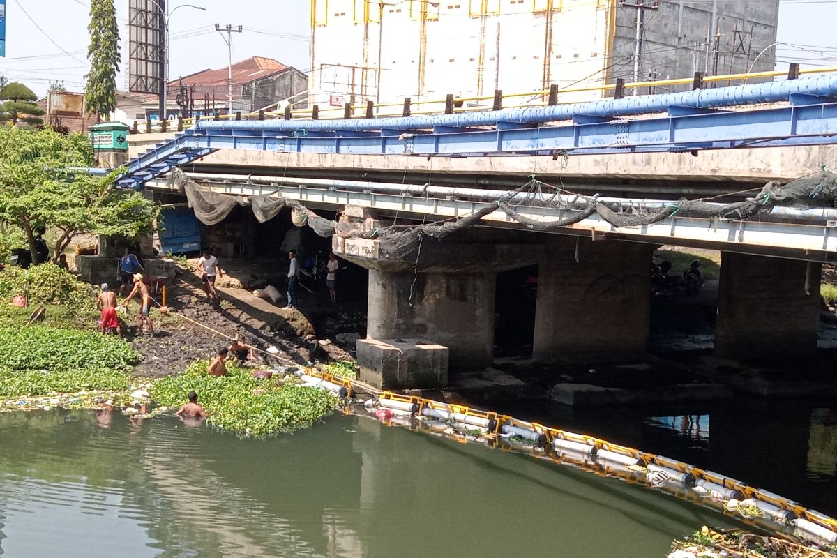 Pemkot Mataram menguji coba jaring sampah sungai sistem pipa
