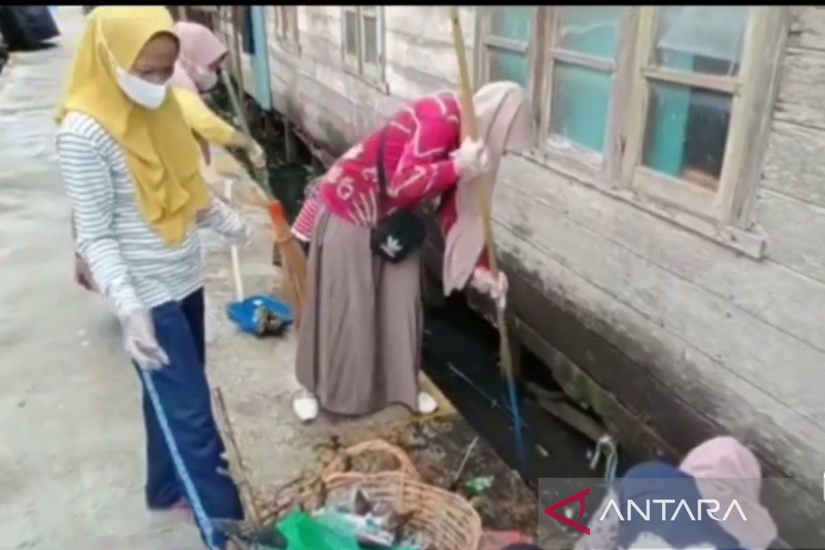 Banjarmasin bersihkan puluhan ton sampah di kolong rumah