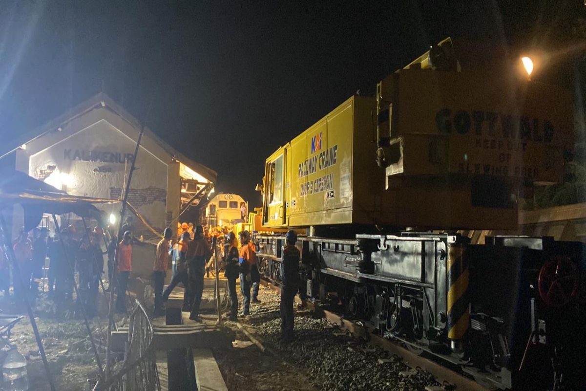 Petugas lanjutkan upaya mengevakuasi sarana kereta di lokasi kecelakaan