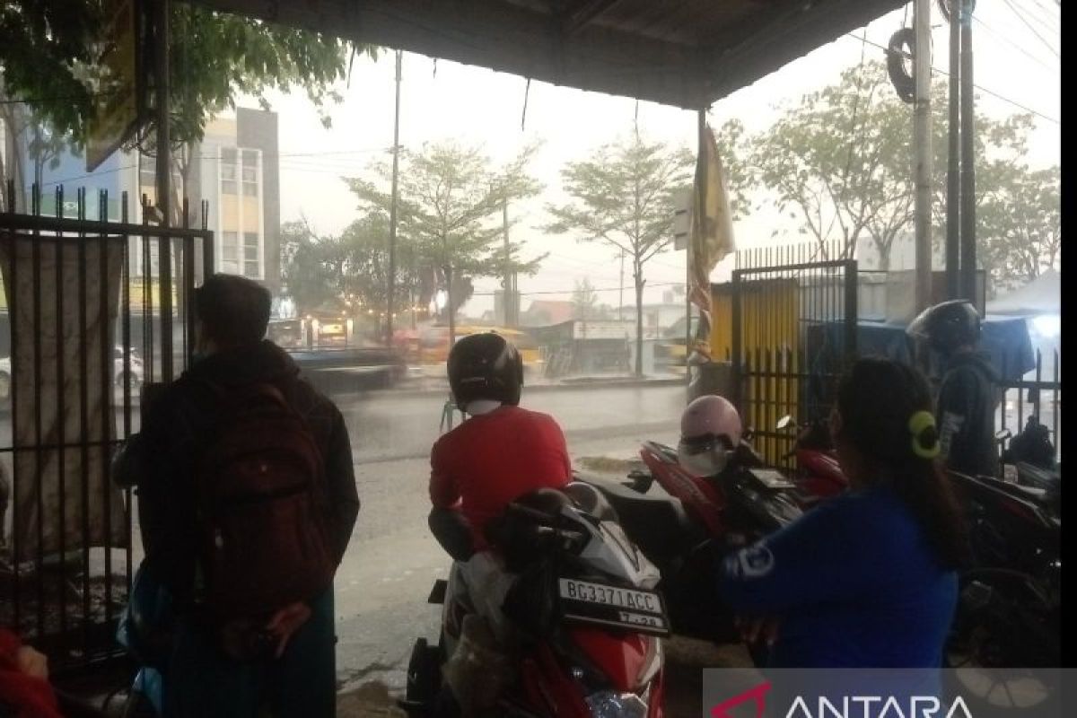 Hujan deras guyur Kota Palembang setelah dua bulan kemarau