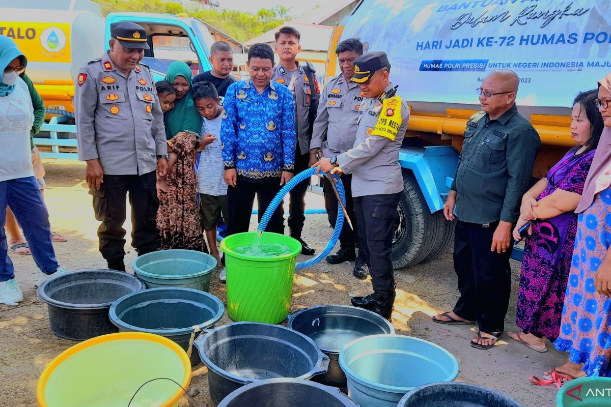 Polresta Gorontalo Kota salurkan bantuan air bersih kepada warga