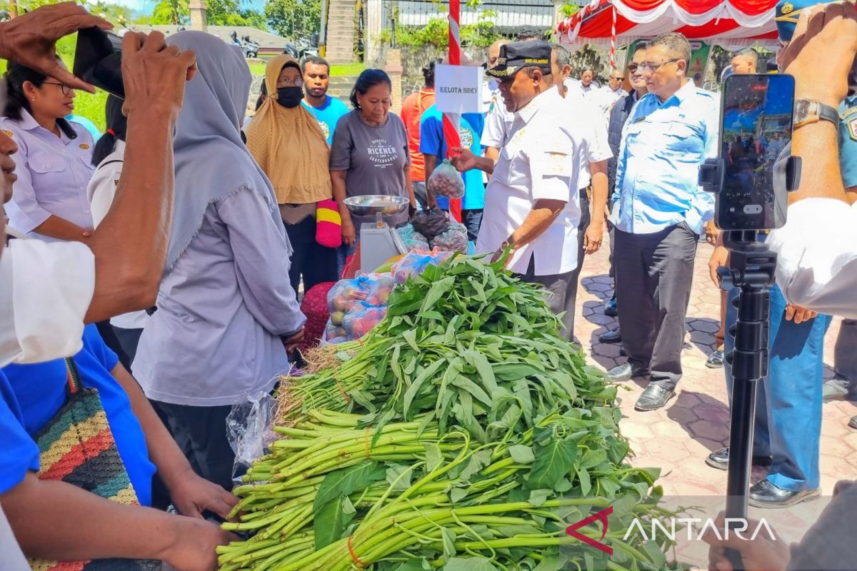 Pemkab Manokwari gelar pasar murah guna tingkatkan ketahanan pangan