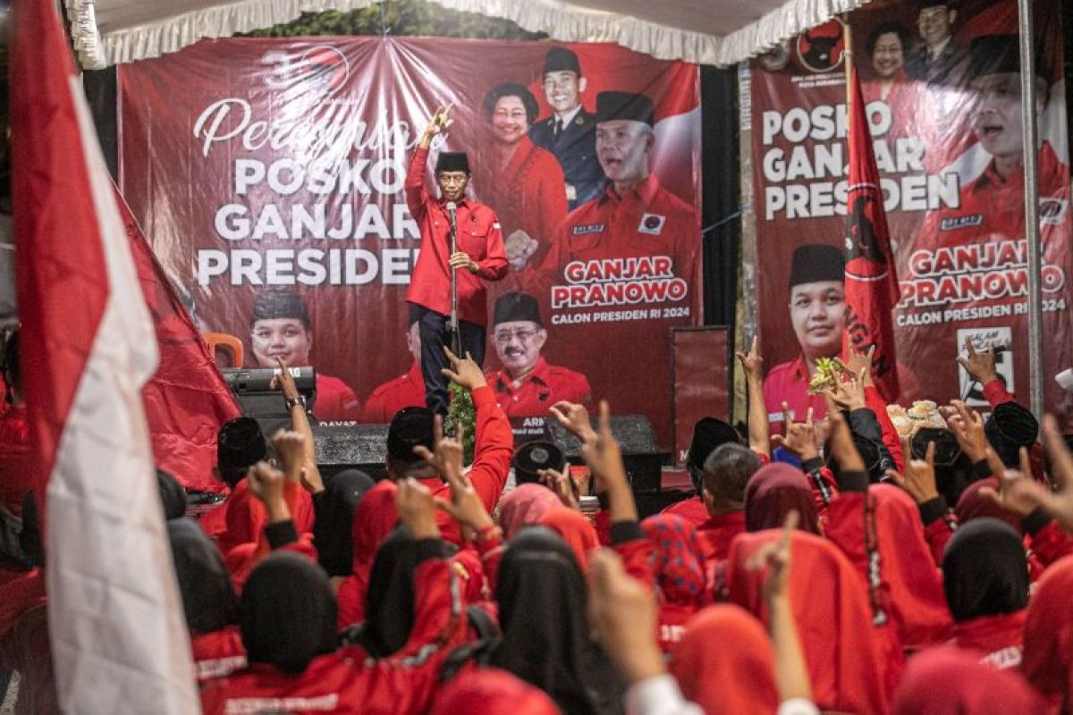 PDIP Surabaya menggelar nobar pengumuman cawapres pendamping Ganjar