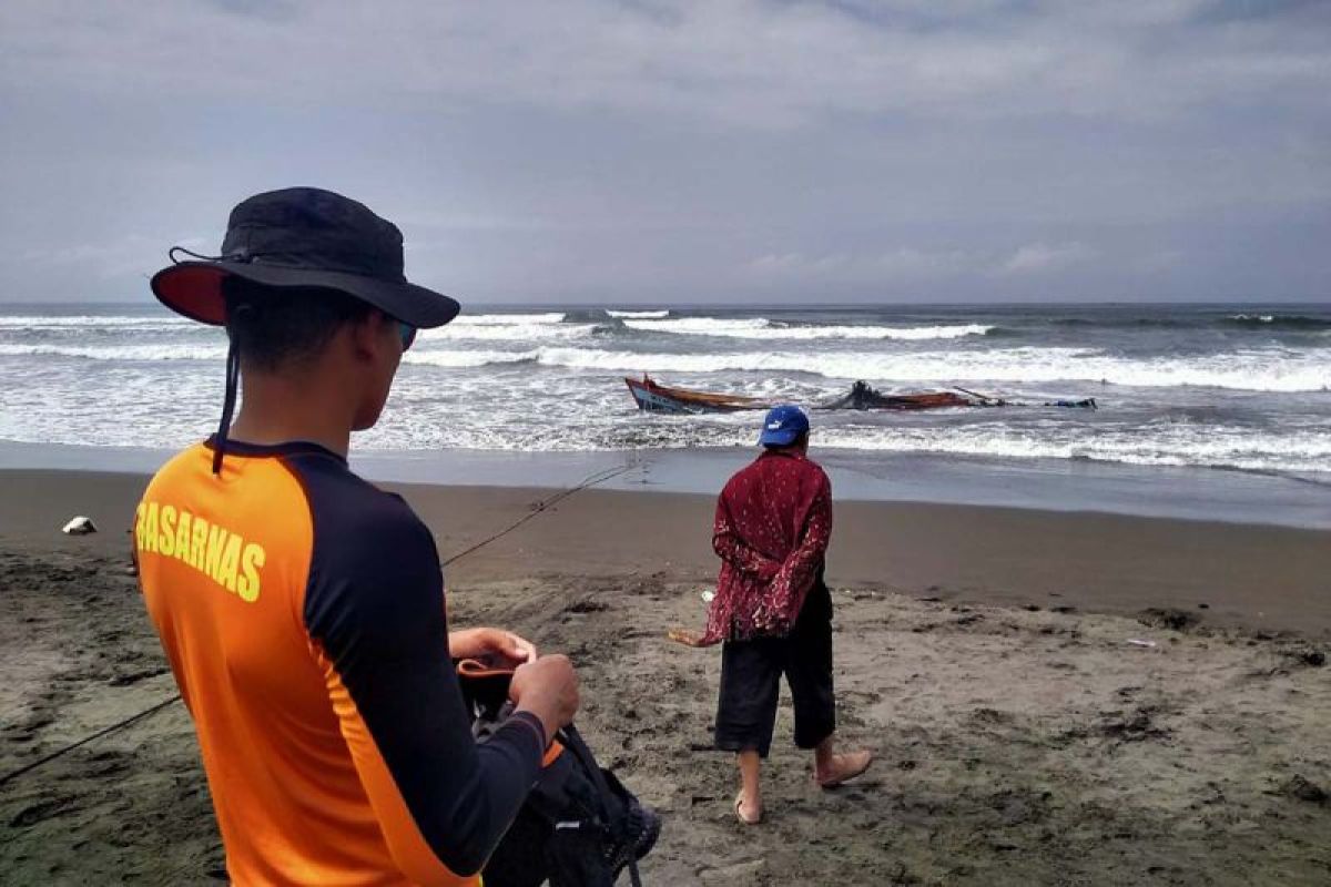Basarnas: 9 ABK alami kecelakaan akibat kapal terbalik di Cilacap