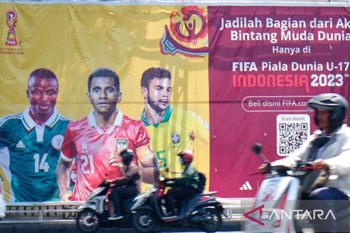 Pemkot Surabaya mulai pasang umbul-umbul Piala Dunia U-17