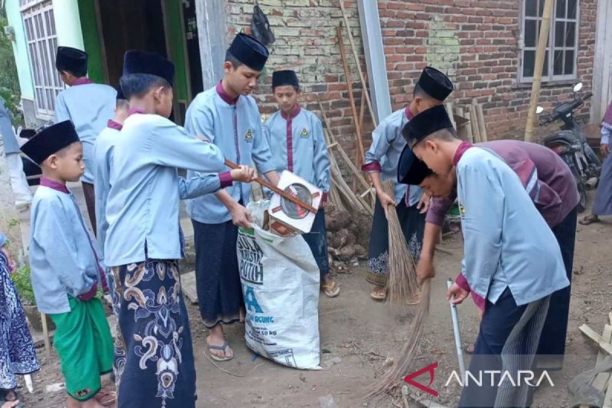 Santri di Temanggung laksanakan bakti sosial sambut Hari  Santri