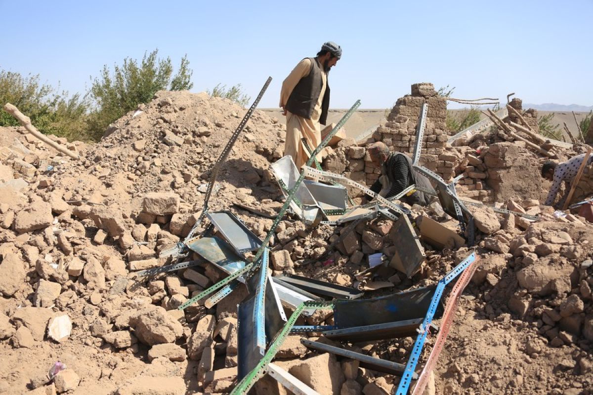 Pembangunan tempat tinggal sementara korban gempa Afghanistan dimulai