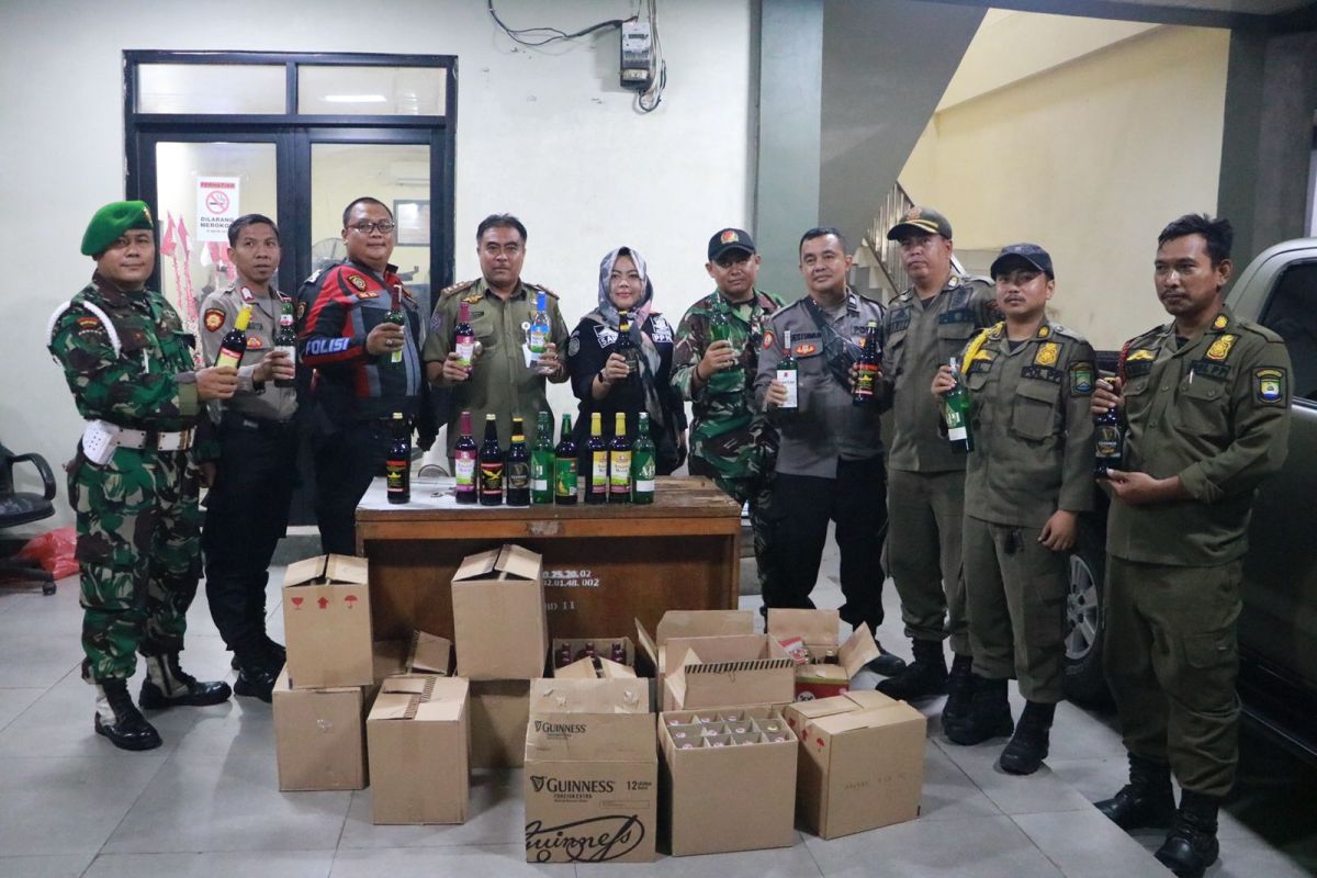 Satpol PP Tangerang sita 174 botol miras dari warung jamu