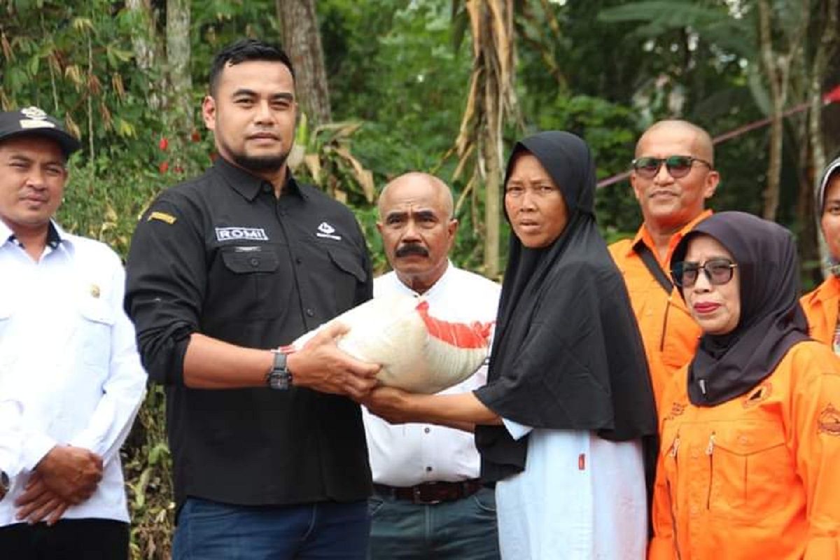 Camat dan lurah se Kota Padang Panjang serahkan bantuan bagi korban kebakaran