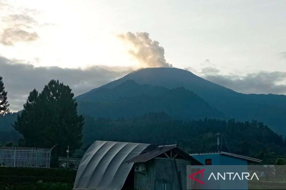 Warga diimbau tetap tenang hadapi peningkatan aktivitas Gunung Slamet