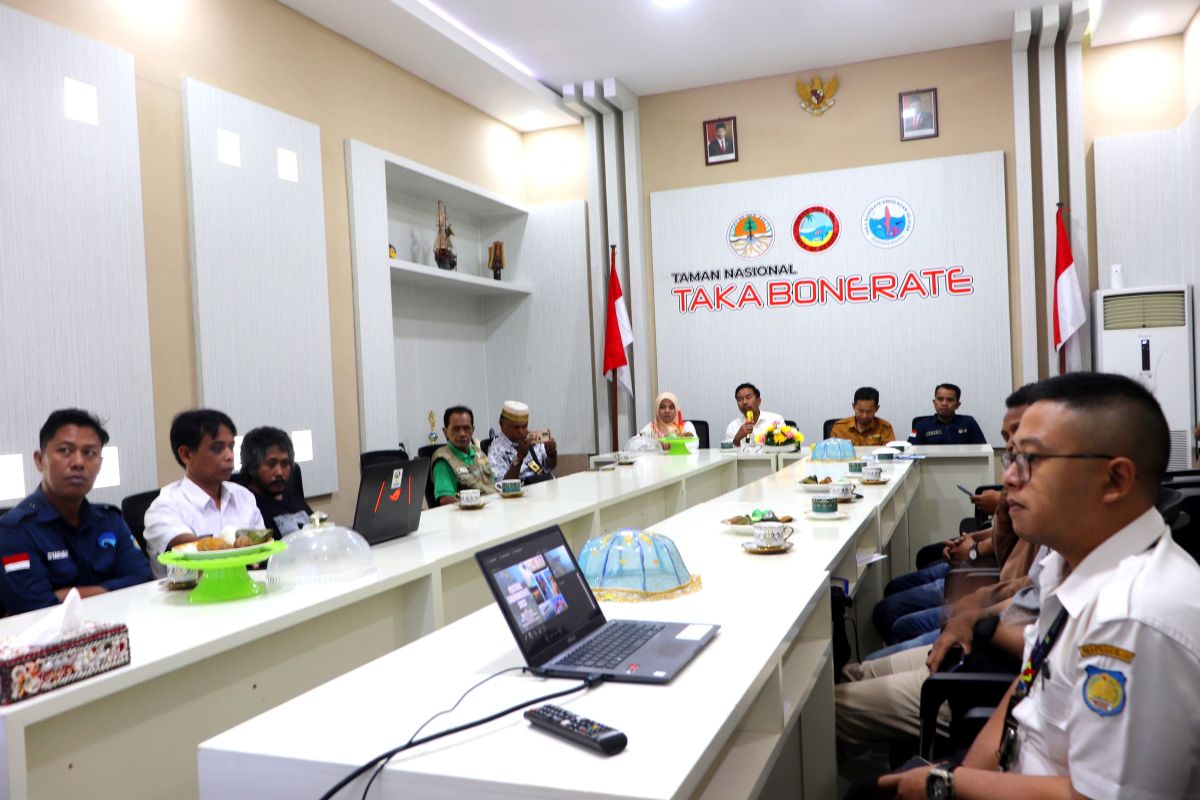 Balai TN Taka Bonerate Selayar menyiapkan buku panduan wisatawan