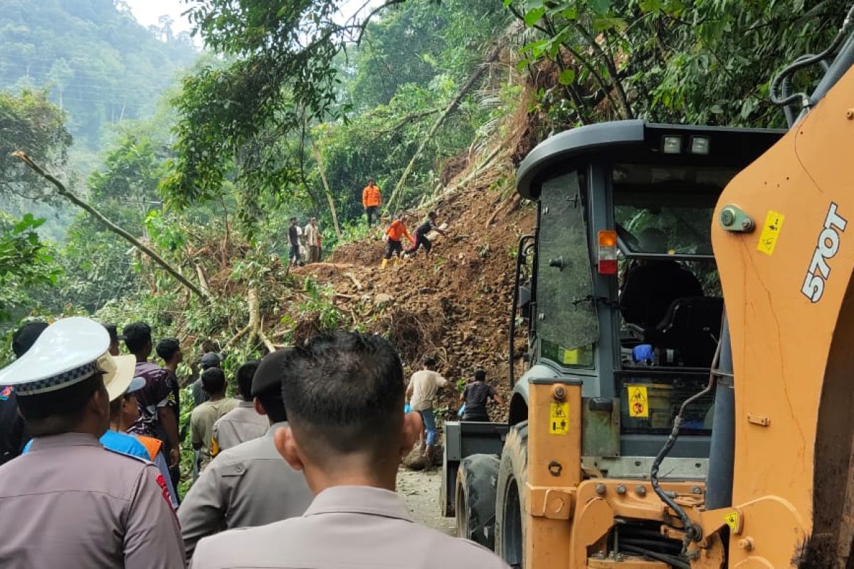 BPBD Pasaman Barat bersihkan bagian jalan terdampak longsor di Talamau (Video)
