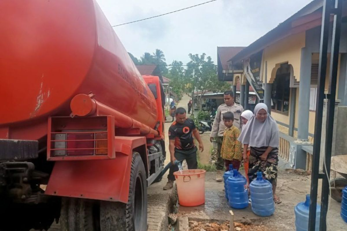 BPBD Padang terus salurkan air bersih bagi warga terdampak kekeringan