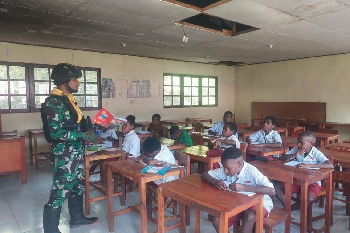 Satgas Yonif 300/Bjw kerahkan 33 prajurit mengajar siswa di sekolah