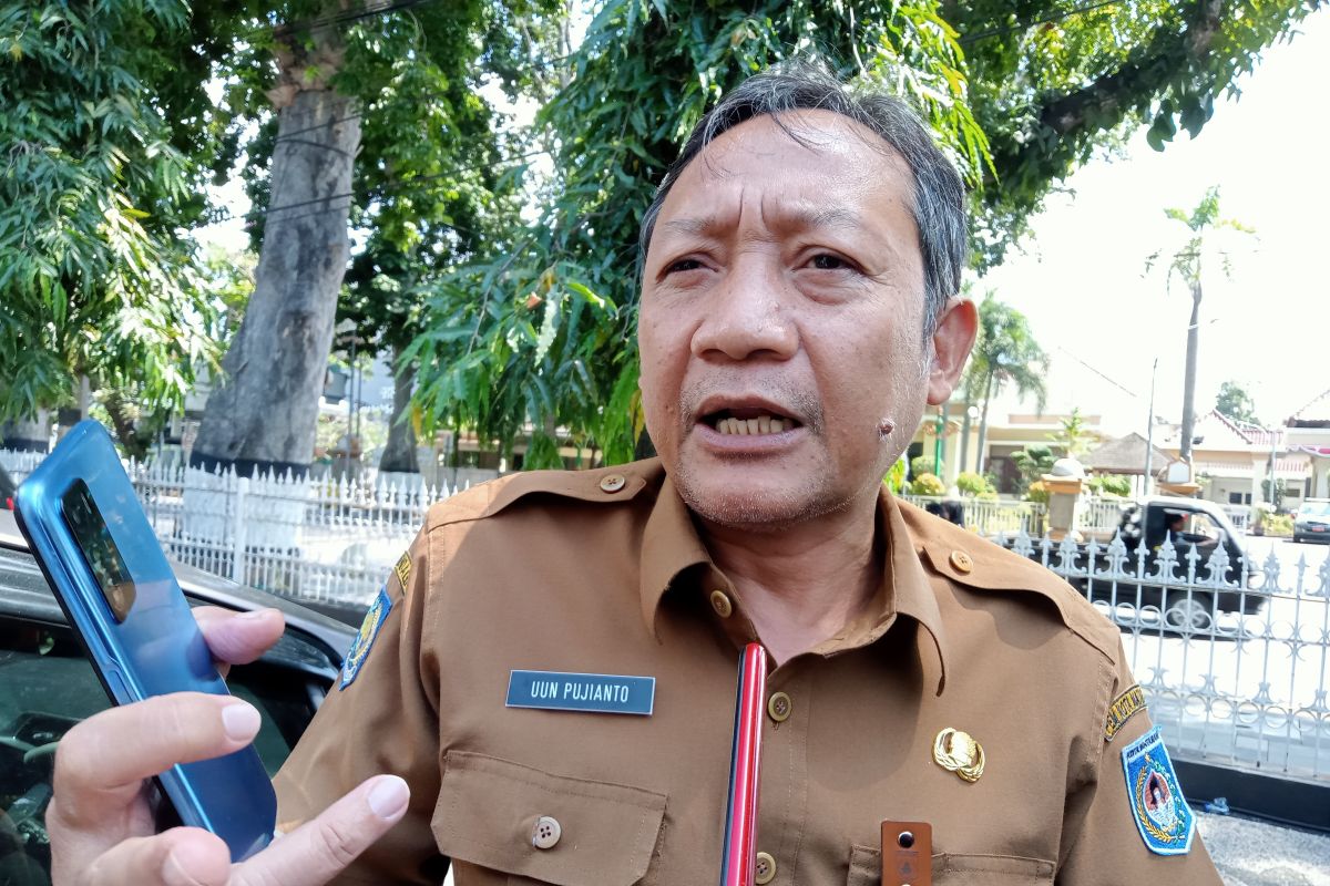 Toko penunggak retribusi di Mataram ditempeli stiker peringatan