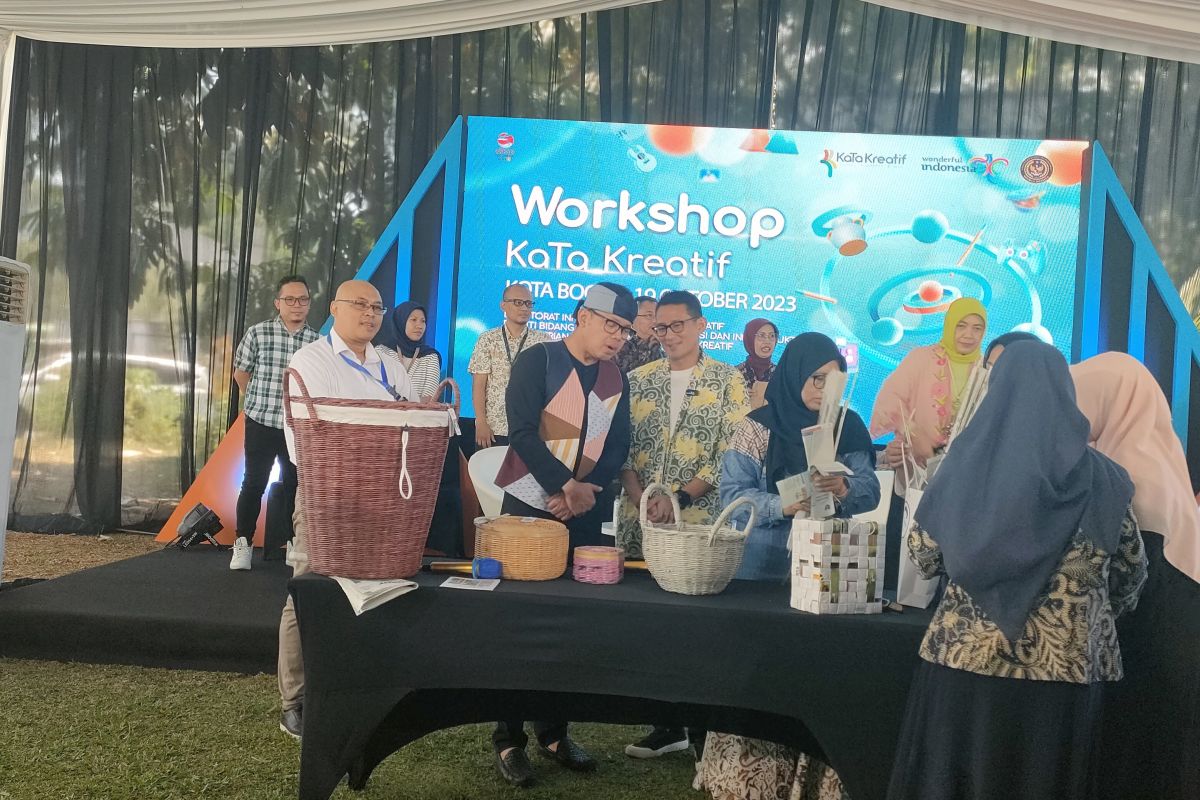 Menparekraf ditantang para perajin menganyam produk kriya UMKM Bogor