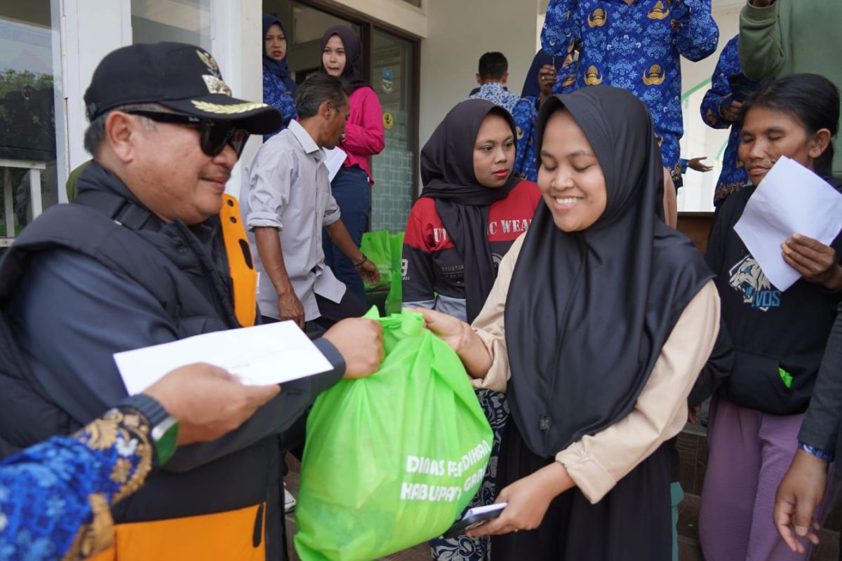 Pemkab Garut bagikan 900 paket kebutuhan pokok jaga ketahanan pangan keluarga tidak mampu