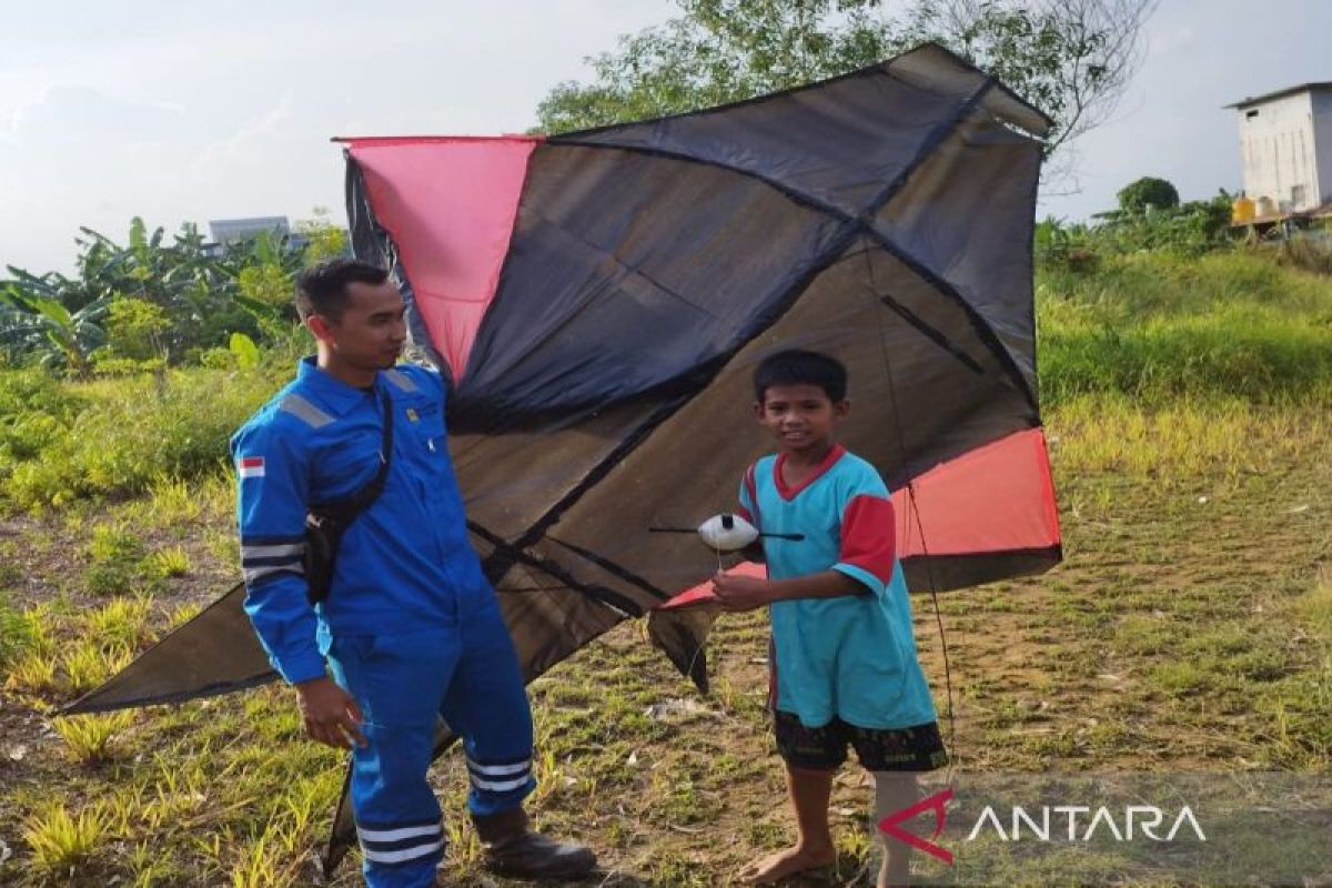 PLN Kalimantan ingatkan masyarakat bahaya bermain layangan dekat SUTT