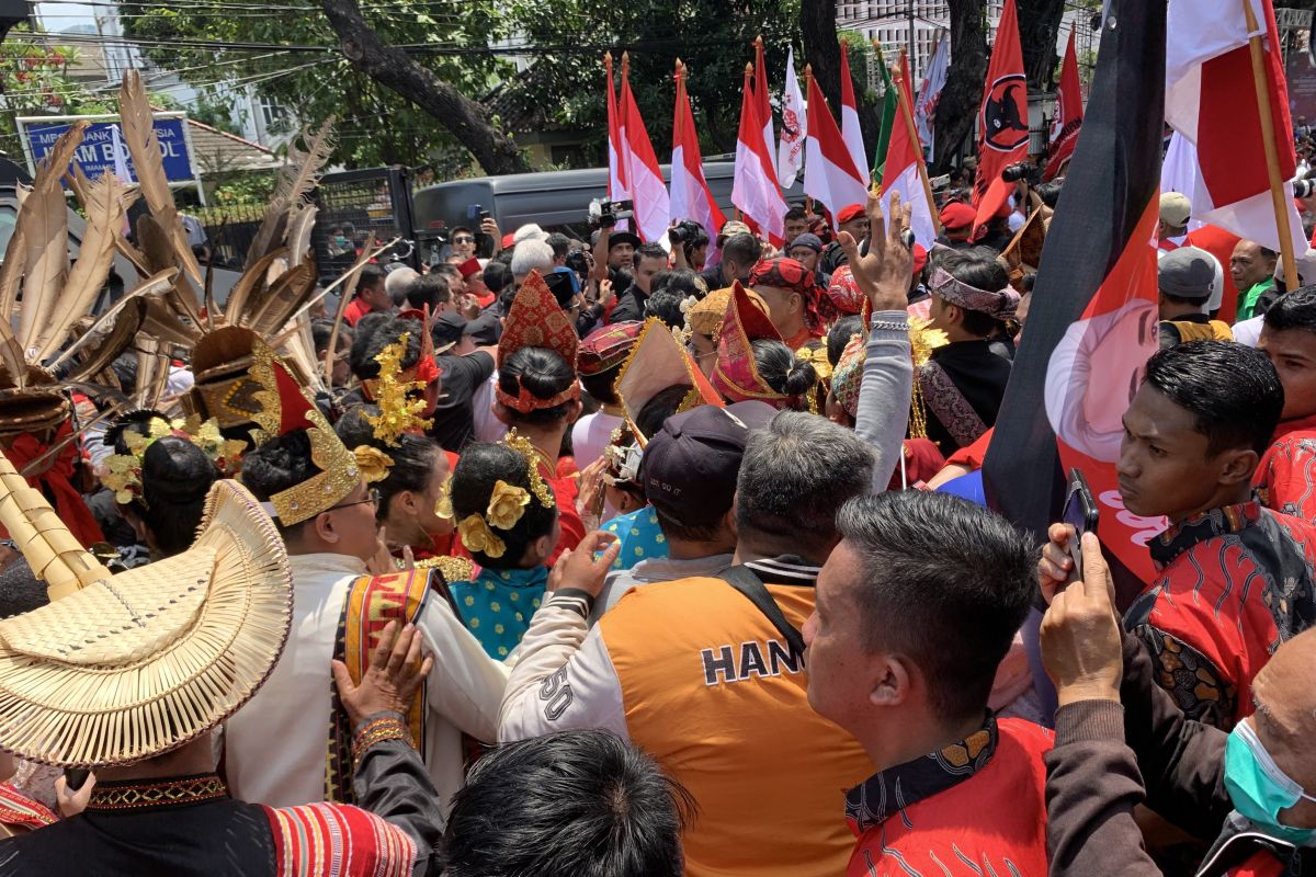 Mahfud bersama Ganjar tiba di KPU RI disambut ribuan pendukung