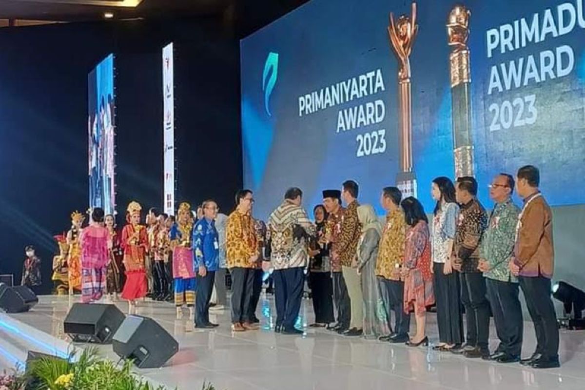 Pj Bupati Kobar terima penghargaan Primaniyarta 2023 dari Kemendag