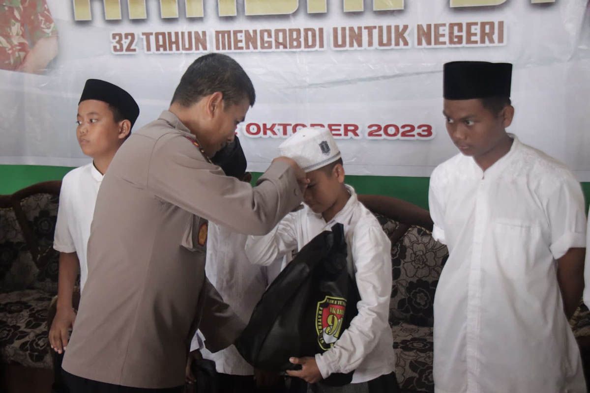 Alumni Akabri 1991 Polda Aceh bagi 100 paket sembako kepada santri