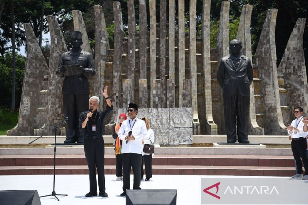 Ganjar berorasi di Tugu Proklamasi sebelum mendaftar ke KPU RI