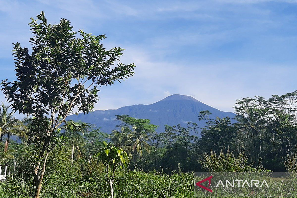 PVMBG Tingkatkan Status Gunung Slamet Menjadi Waspada - ANTARA News