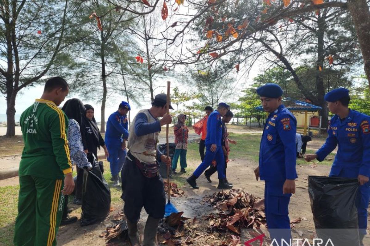 Polisi Bangka Tengah sapu bersih sampah jaga ekosistem pantai