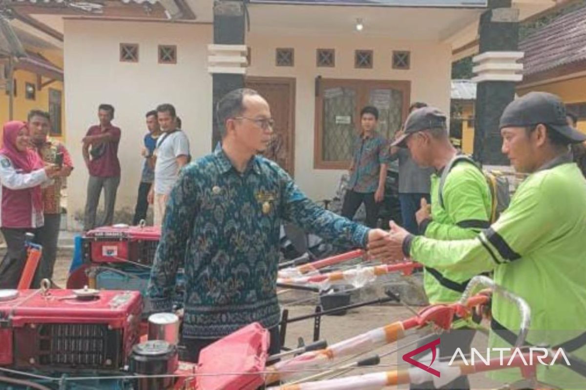 Bangka Tengah salurkan bantuan sarana pertanian kepada 96 kelompok