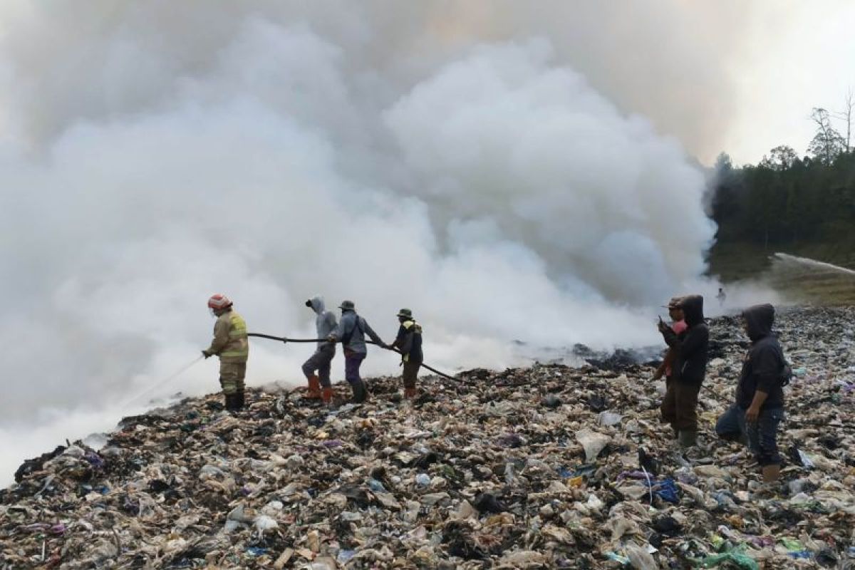 Gunungan sampah di TPA Tlekung Kota Batu Jatim terbakar