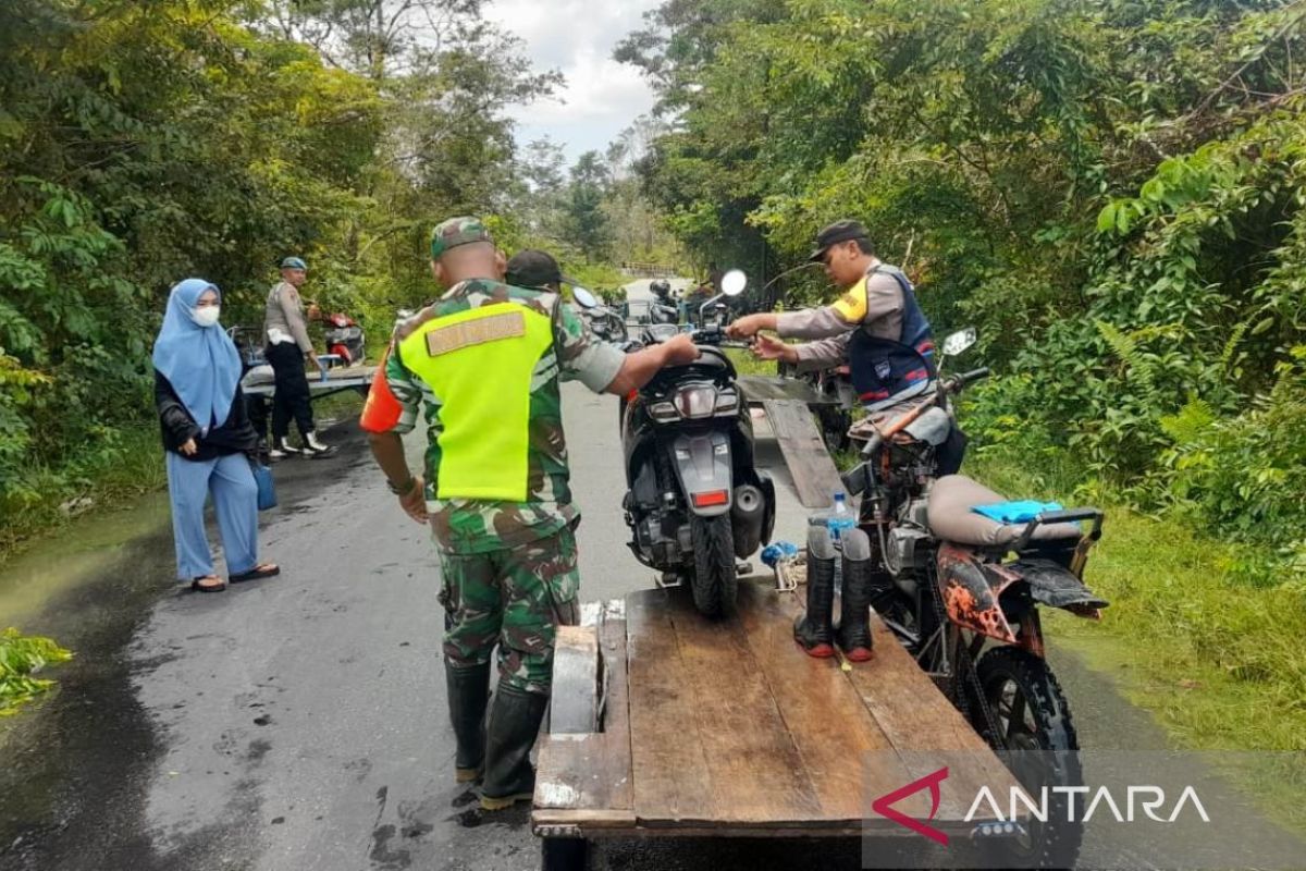 Polri dan TNI bantu warga melintasi banjir di Aceh Barat