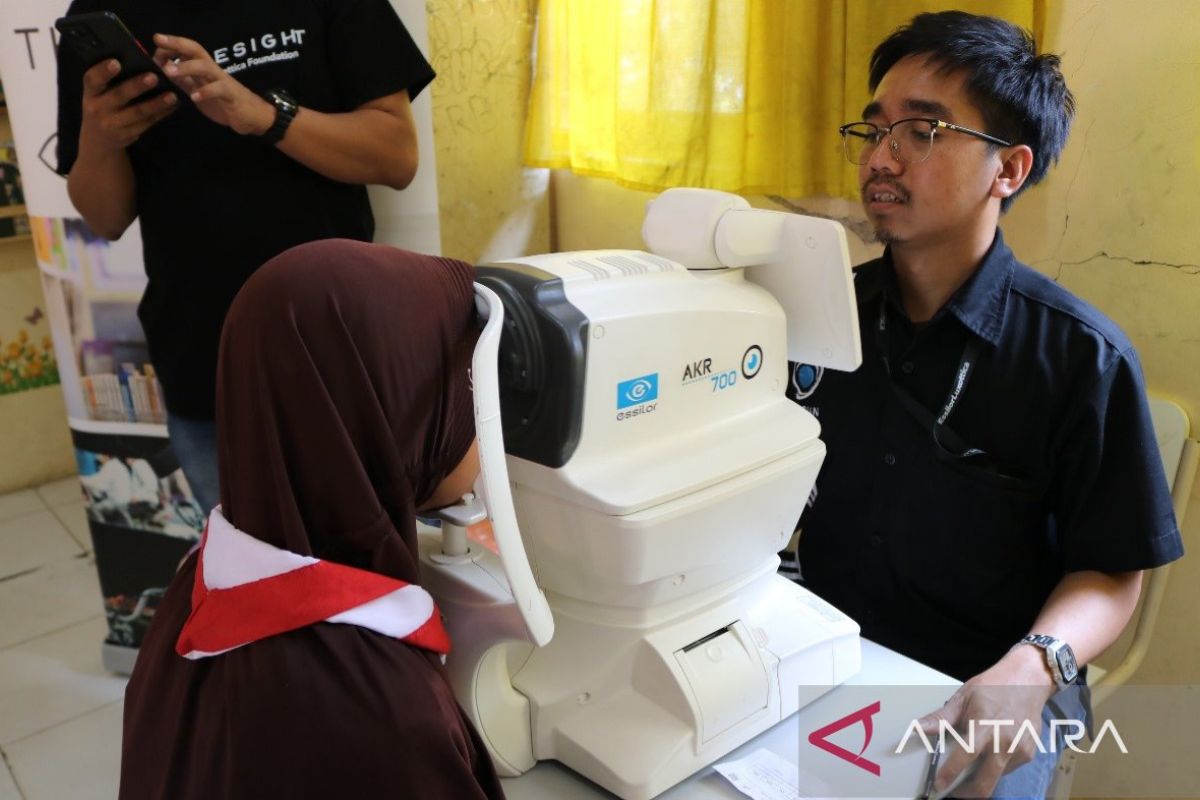 Ratusan pelajar Bekasi ikuti pemeriksaan mata pada Hari Penglihatan Sedunia.