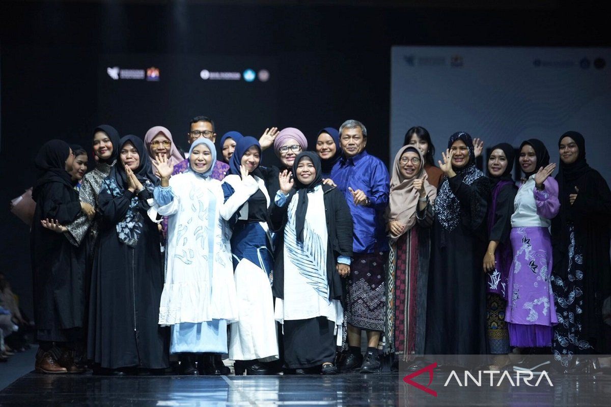 Kolaborasi Modest Fashion dari Serat Rayon APR dengan Wastra Riau dipertunjukkan di JMFW 2024