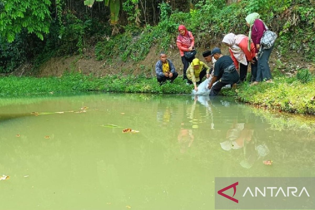 Diskan Sukabumi tebar ribuan benih ikan lokal di Sungai Citamiang dan Cibojong