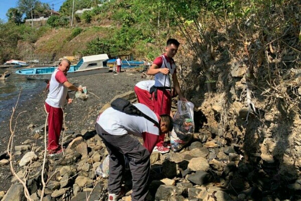 Polairud Polda Sulut  gelar "Sapu Bersih Sampah Laut" di Bitung