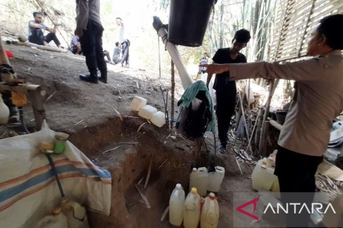 Polisi razia lokasi pembuatan minuman beralkohol di Bone Bolango