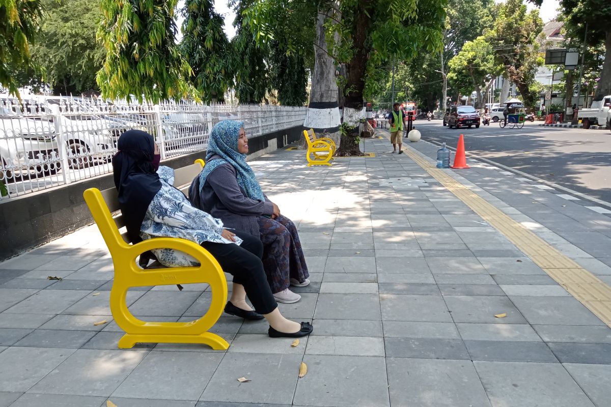 Pemkot Mataram NTB pasang puluhan kursi taman di jalan protokol